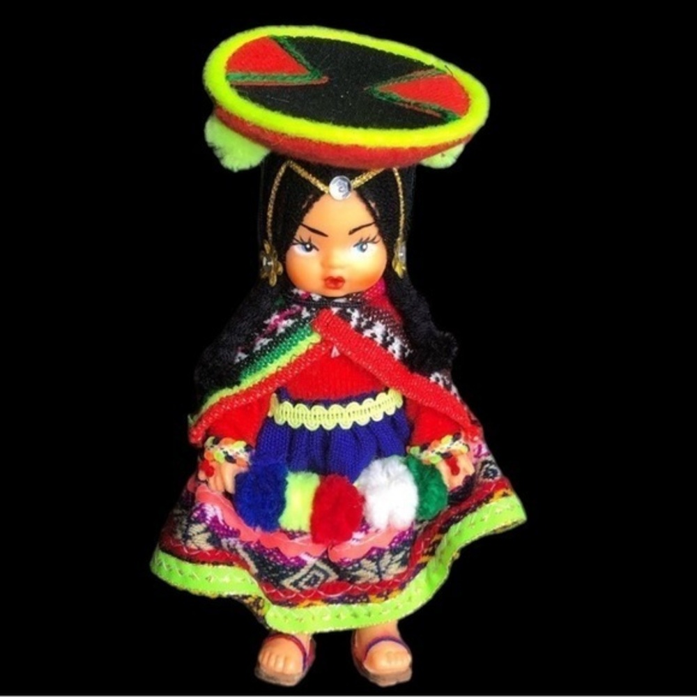 VTG 8” Peruvian doll w/sombrero poncho dress in EUC